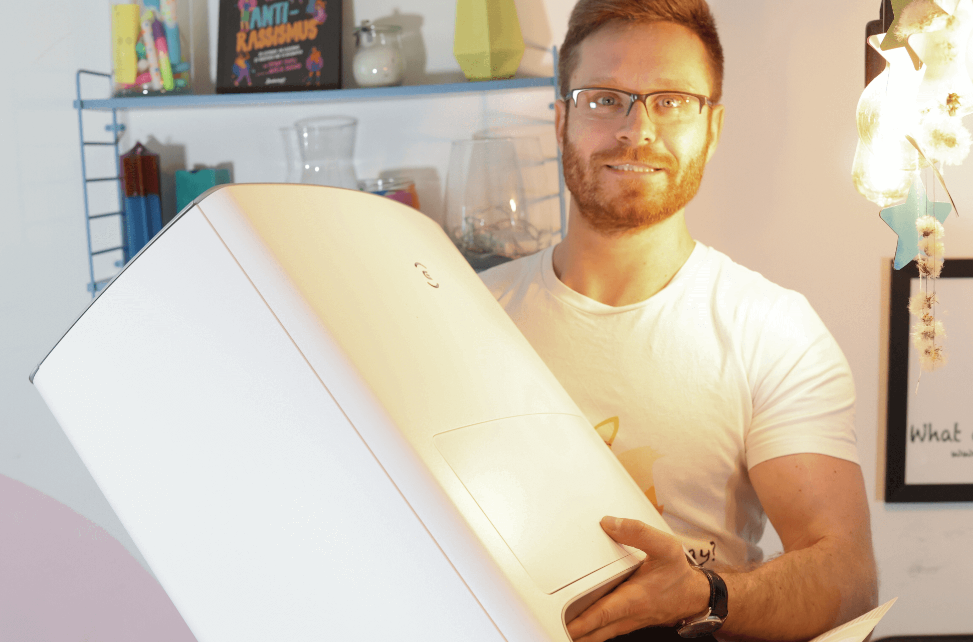 Die OMNI Station des ECOVACS DEEBOT T20 wird in den Händen gehalten.